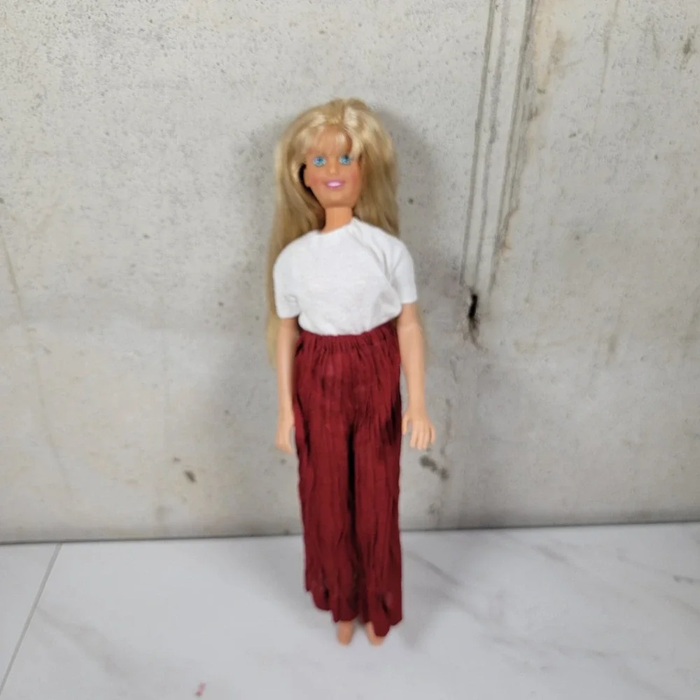 Hasbro 1987 Vintage Maxie Fashion Doll Blonde Hair Blue Eyes white dress‎